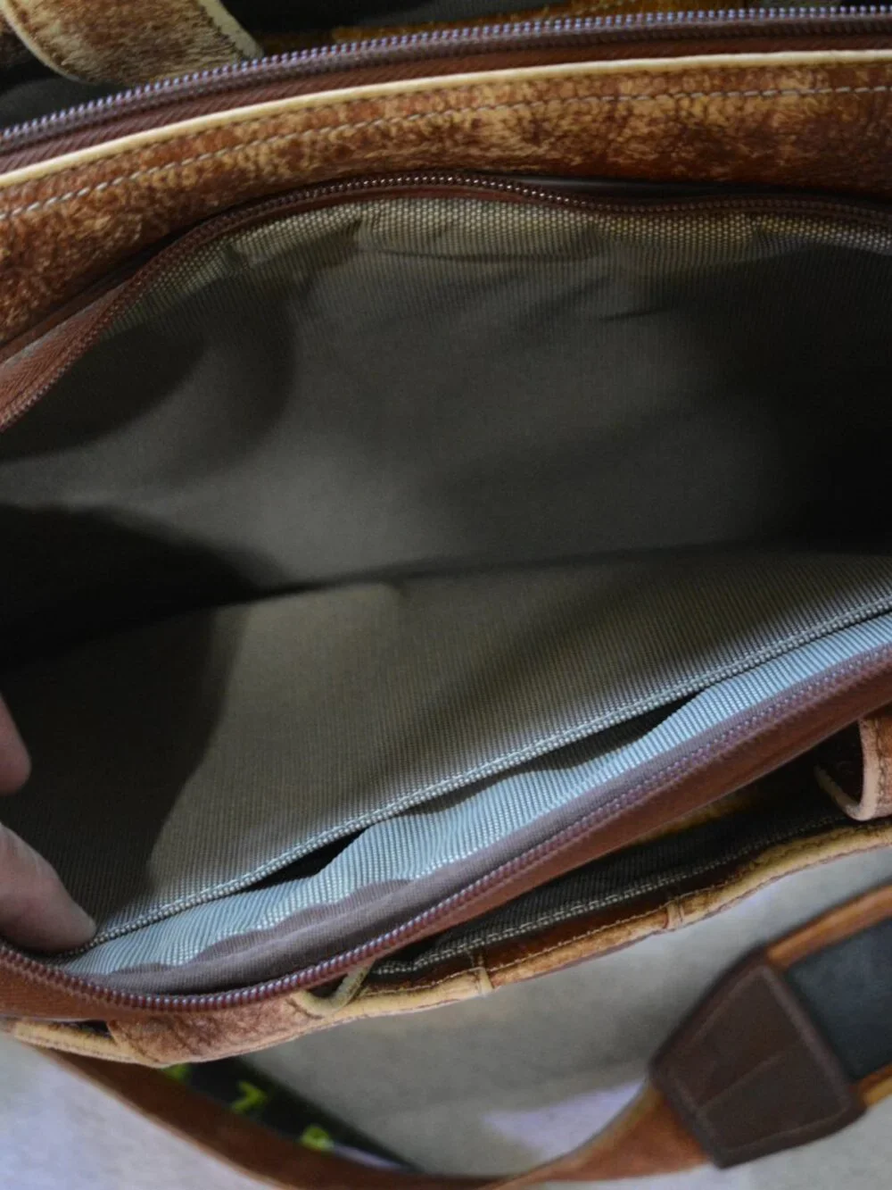 Johnston & Murphy Full‑Grain Leather Messenger Bag — Distressed Brown
